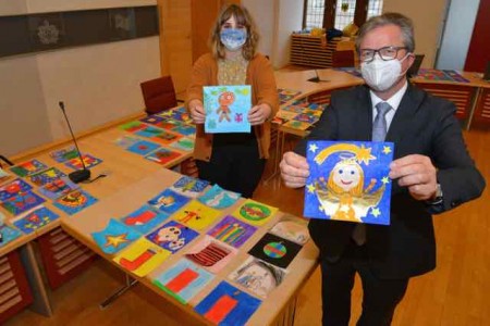 Bürgermeister Michael Dreier beteiligte sich wie jedes Jahr an der Auswahl der schönsten Bilder für den Rathaus-Adventskalender. Ihm zur Seite stand die Organisatorin des Malwettbewerbs Saskia Albering vom Amt für Öffentlichkeitsarbeit und Stadtmarketing.Foto: © Stadt Paderborn