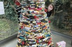 Die Mitarbeiterinnen der Stadtbibliothek, Julia Neumann (links) und Jennifer Bader, fragen: Wie viele Bücher haben sie in diesem Baum verbaut? Foto: Stadt Rietberg