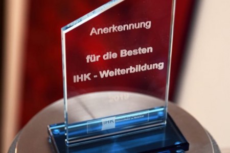 Anerkennung: Der Pokal für die IHK-Weiterbildungsbesten. Foto: IHK