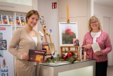 Nina Oesterreich vom Kulturamt Bielefeld (links) und Marianne Weiß von Bielefeld Marketing zeigen eine kleine Auswahl an Geschenkideen. Foto:  Kulturamt Bielefeld/Klaus Hansen