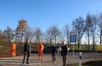 Bauhofsleiter Marius Armstrong, Bürgermeister Matthias Möllers, Günter Koch, Bauamtsleiter Thomas Sänger und Udo Waldhoff am neuen Mitfahrerparkplatz in Buke, Foto: Stadt Altenbeken