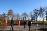 Bauhofsleiter Marius Armstrong, Bürgermeister Matthias Möllers, Günter Koch, Bauamtsleiter Thomas Sänger und Udo Waldhoff am neuen Mitfahrerparkplatz in Buke, Foto: Stadt Altenbeken