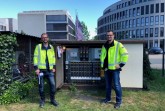 Dr.   Nils  Neusel-Lange  (rechts)   und   Frederik  Holz  von   den
Stadtwerken   zeigen   eine   innovative   Monitoring-Lösung   für
das Niederspannungsnetz. Die intelligente Messleiste liefert
Messdaten, die über LoRaWAN übertragen werden. 
Foto: Stadtwerke Bielefeld/Yvonne Liebold