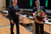 Glückwunsch vom noch amtierenden Bürgermeister Henning Schulz zur Wiederwahl an Andreas Kimpel (r.), der erneut zum Beigeordneten für Kultur und Weiterbildung wiedergewählt wurde..Foto: Stadt Gütersloh