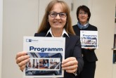 Präsentieren das neue Programmheft der IHK-Akademie Ostwestfalen: Petra Pigerl-Radtke, Hauptgeschäftsführerin der Industrie- und Handelskammer Ostwestfalen zu Bielefeld (IHK; vorne), und Simone Heuwinkel, Leiterin der IHK-Akademie Ostwestfalen.
Foto: IHK Ostwestfalen