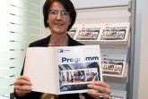 Stellt das neue Programmheft der IHK-Akademie Ostwestfalen vor: Akademieleiterin Simone Heuwinkel. Foto: IHK Ostwestfalen