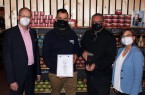 Wahre Mutmacher: Marcus Schuster (2. von rechts) und sein Kompagnon Thorsten Federschmid (2. von links) freuen sich über die Auszeichnung des IHK-Tourismusausschusses, die von Axel Martens, Hauptgeschäftsführer IHK Lippe, und Maria Klaas, IHK Geschäftsführerin, überreicht wurde.
Foto: Marcus Schuster e.K. Foto: Kreis Höxter