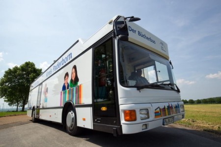 Bücherbus nimmt wieder fahrt auf (© Oliver Krato für den Kreis Paderborn)