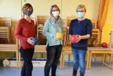 Beim Balancieren übten die Kita-Kinder ihre Bewegungs- und Koordinationsfähigkeiten – und auch die Kita-Leitungen (v. li.) Mechthild Kleine-Viotto (Falkenhagen), Beate Deppenmeier (Sabbenhausen) und Elke Neubacher (Burg Adebar) waren begeistert dabei.
Foto: Johanniter Lippe - Höxter
