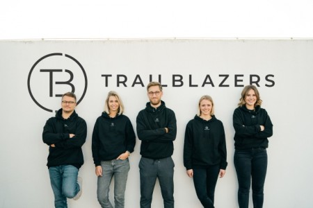 Das Team des Bielefelder Startups "The Trailblazers" mit Geschäftsführer Jannis Johannmeier (1.v.l.) wird bei der Entwicklung ihrer Geschäftsidee vom Center for Entrepreneurship (CfE) der FH Bielefeld beraten und unterstützt. Foto: Benni Janzen / The Trailblazers