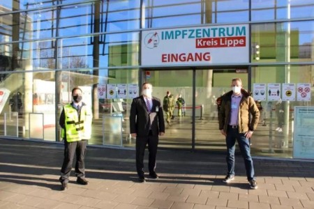  von links nach rechts Sascha Alexander Medina Azuaga (Teamleitung Feuerschutz- und Rettungsleitstelle Bevölkerungsschutz Kreis Lippe), den Landrat Dr. Axel Lehmann und Dr. Christian Körner (Leiter der Bezirksstelle Detmold der Kassenärztlichen Vereinigung Westfalen-Lippe). Foto: Kreis Lippe