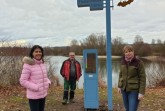 Einzigartige Attraktion in OWL: Asli Noyan vom Stadtmarketing Bad Lippspringe, der Garten- und Landschaftsbauer Frank Wilhelmi sowie Carolin Schepers von der Biologischen Station des Kreises Paderborn (von links) haben den neuen Fledermausdetektor am Dedinger-Heide-See gemeinsam organisiert und aufgestellt. Foto: Bad Lippspringe