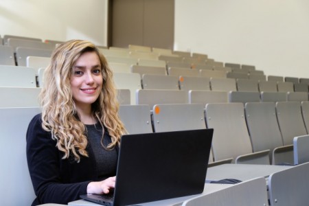 Die gebürtige Iranerin Nasim Shams studiert eigentlich „International Business“ in Italien, absolviert derzeit aber ihr Erasmus-Semester an der FH Bielefeld. (Foto: Sarah Heise)