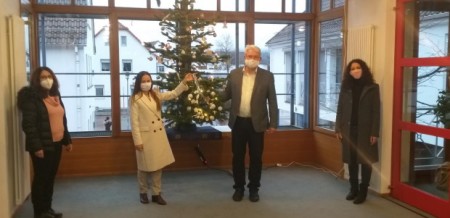Geschmückter Weihnachtsbaum für das Rathaus, Foto: Stadt Augustdorf
