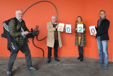  Freuen sich auf das Kulturheimspiel (von links): Filmer Reinhard Jäger, Moderatoren Erwin Grosche und Julia Ures, Veranstalter Markus Runte vom Stadtmuseum. (Das Foto wurde im Oktober 2020 aufgenommen) Foto: Stadt Paderborn 