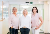 :  Das Team des Servic	e Centers ist 	in den Adventstagen 	mit erweiterten 
Öffnungszeiten für 	Sie da. Von lin ks: Sabrina Heitmann, Karin Nottbrock, Melanie 
Kinter  (Foto:  Michael Adams	ki  - Gütersloh Marketing)
Pressekontakt
Gütersloh Marketing GmbH
Christina Junkerkalefeld
Tel. 05241. 2 11 	36  – 35
christina.junkerkalefeld@guetersloh	- marketing.de