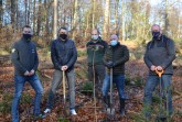 Robin Heidemann, Mitarbeiter und Projektbetreuer Baumpflanzkarte im EDEKA Center Minden; Darius Kutz, Marktleiter EDEKA Center Minden; Markus Uhr, Förster des Regionalforstamts Ostwestfalen-Lippe (Wald und Holz NRW); Felix Lilienthal, Marktleiter EDEKA Porta Westfalica; Gerhard Naendrup, Geschäftsführer Schutzgemeinschaft Deutscher Wald NRW. Foto: Edeka Minden