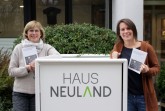 D ie  P ä dagoginnen 	Nadja   Bilstein	( rechts) , 
Fachbereichsleiterin  Politische  Akademie  im 
Haus     Neuland, 	und  C arola  B rindöpke, 
Fac hbereichsleiterin 	J ugendbildung, haben 	die 
S eminarangebote   für	das  Bildungsurlaubs	-
Programm entwickelt. Foto: Christina Ritzau