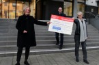 v.l.: Bettina Windau, Bürgermeister Theo Mettenborg und Birgit Kaupmann bei der
Checkübergabe im Rathaus. Foto: Stadt Rheda
