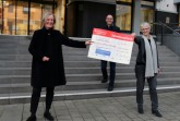 v.l.: Bettina Windau, Bürgermeister Theo Mettenborg und Birgit Kaupmann bei der 
Checkübergabe im Rathaus. Foto: Stadt Rheda