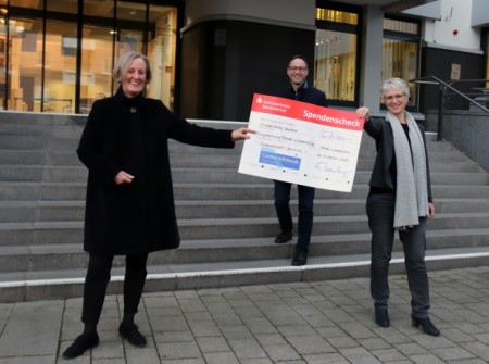 v.l.: Bettina Windau, Bürgermeister Theo Mettenborg und Birgit Kaupmann bei der Checkübergabe im Rathaus. Foto: Stadt Rheda