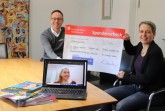 v.l.: Bürgermeister Theo Mettenborg überreich Dr. Regina Heimann einen Check 
über 7.000 Euro zur Finanzierung ihres Studienorientierungsprojektes. Foto: Stadt Rheda