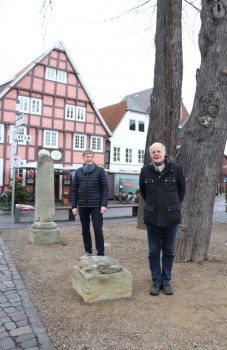 Klaus Landwehr von der Unteren Denkmalbehörde der Stadt und Dr. Wolfgang Lewe vom Heimatverein Rheda e.V. Foto: Stadt Rheda W.
