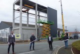 Dr.     Christian     Howe     (Vorstand
HEGGEMANN   AG),   Robert   Heggemann
(Inhaber),   Bürgermeister   Burkhard
Landing) Schwuchow (Büren), Dr. Thomas Meyer
(Entwicklungsleiter) vor dem 13 m hohen
Neubau   des   künftigen   Testcenters   für
neue Mobilitätskonzepte