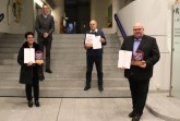 (v.l.n.r.): Preisverleihung unter Corona-Bedingungen im Rathaus: Sigrid Strüber (Förderverein
Freibad Rheda e.V.), Dr. Wolfgang Lewe (Historischer Arbeitskreis im Heimatverein Rheda e.V.) und
Ludger Vollenkemper („Dorf aktiv e.V.“) freuen sich über Plakette und Urkunde des Heimatpreises,
die Bürgermeister Theo Mettenborg (hinten) ihnen überreichte.
Foto: Stadt Rheda W.