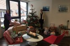 Susanne Eickelmann, Geschäftsstellen-Leiterin der Bielefelder Bürgerstiftung, die den Kontakt mit den Einrichtungen koordinierte, machte sich vor Ort ein Bild des Weihnachtswunschbaumes Foto: Bielefelder Bürgerstiftung