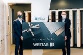 Bildzeile v.l.: Michael Sindram, Vorstandsvorsitzender der Westag und Rheda-Wiedenbrücks Bürgermeister Theo Mettenborg freuen sich auf die anstehende Verteilung der mehr als 1.000 Gutscheine im Wert von je 350,00 € an die Mitarbeiterinnen und Mitarbeiter. Damit dankt das Unternehmen seinen Beschäftigten, von denen mehr als 1.000 am Standort in Rheda- Wiedenbrück tätig sind. Gleichzeitig werden die lokalen Geschäfte mit einer zusätzlichen Kaufkraft in Höhe von mehr als 350.000,00 € unterstützt. Foto: Stadt Rheda W.