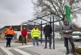 In Büren wird die Mobilität von morgen an den Bushaltestellen neugestaltet: Rainer Voss und Ralf 
Schmidt, Abteilung Infrastruktur, Peter Salmen, Vorsitzender Bauausschuss, Dr. Ulrich Conradi, nph-
Verbandsvorsteher und stellv. NWL-Verbandsvorsteher, sowie Bürgermeister Burkhard Schwuchow 
freuen sich über die neuen Anlagen. Foto: Stadt Büren