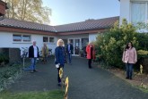 Begleiten gemeinsam Kinder und Eltern mit internationaler Familiengeschichte - (v.l.): Dr. Burghard Lehmann (ehemaliger Geschäftsführer der Osthushenrich-Stiftung), Anne Wiemers (Sprachförderkraft der Kita St. Johannes Baptist), Claudia Holle (neue Geschäftsführerin der Osthushenrich-Stiftung), Markus Heßbrügge (päd. Regionalleitung Kath. Kitas Hochstift), Inga Brinktriene (Kitaleiterin der Kath. Kita St. Johannes Baptist in Delbrück) und Elternbegleiterin Hana Altun Foto: Bildungs- und Integrationszentrum, Kreis Paderborn