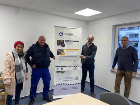 (Namen von links): Elvira Klamke, Maik Menke (Menke Gruppe), Viktor Engelke (Geschäftsführer Lebenshilfe Paderborn), Norbert Pohlmeier (stellvertretender Vorsitzender Lebenshilfe Paderborn) Foto: Lebenshilfe Kreisverband Paderborn