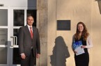 Projektträger  Michael  Wagner  überreicht  den  Europass  Mobilität  an  Louisa 
Nagel (Bild: AGF)