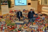 Ein Zeichen der Mitmenschlichkeit gesetzt - (von links nach rechts) Landrat und Schirmherr Christoph Rüther und der Geschäftsführer der Tafel Paderborn, Wolfgang Hildesheim, danken allen von Herzen, die für Bedürftige ein Weihnachtspäckchen gespendet haben Bildnachweis: Amt für Presse- und Öffentlichkeitsarbeit, Kreis Paderborn, Meike Delang, Foto: Kreis Paderborn