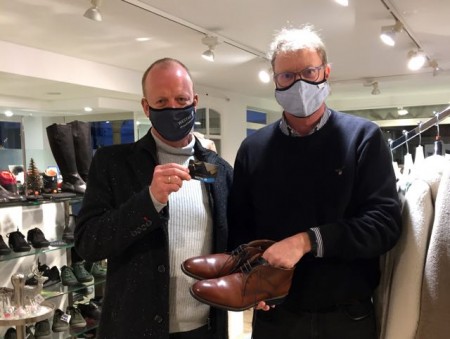 v.l.: Thorsten Grüner setzt die WestagCard in Bernhard Ackfelds Schuhgeschäft ein.