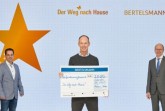 Prof. Dr. Eckard Hamelmann (rechts), Direktor der Universitätsklinik für Kinder- und Jugendmedizin Bethel, und Stefan Schwalfenberg (links), leitender Arzt des ambulanten Palliativ-Teams „Der Weg nach Hause“ am Kinderzentrum, nahmen den Spendenscheck vom Bertelsmann-Vorstandsvorsitzenden, Thomas Rabe (mitte), entgegen.Foto: Bertelsmann
