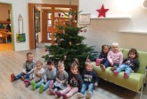 Kindergartenkinder freuen sich über Weihnachtbaum, Foto: Bad Lippspringe