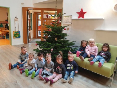 Kindergartenkinder freuen sich über Weihnachtbaum, Foto: Bad Lippspringe