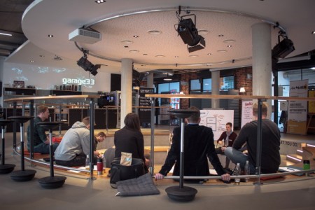 Foto (TecUP): Im Event- und Coworking-Space der „garage33“ haben Start-ups eine ideale Infrastruktur, um ihre Gründungsidee bis zur Marktreife zu entwickeln.