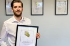 Eike Linnenbrügger, Leiter Marketing und Vertrieb, nimmt die Auszeichnung zum Wachstumschampion entgegen