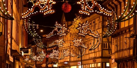 Weihnachtsbeleuchtung in der langen Geismar Straße, Foto: Presse-Niedersachsen