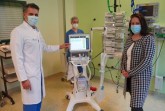 Freuen sich über die neuen Beatmungsgeräte (v.l.) Chefarzt Prof. Dr. Fikret Er, Stationsleitung Heike Cremer und Geschäftsführerin Maud Beste.Foto:Stadt Gütersloh