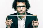 Jonathon Heyward, neuer Chefdirigent der Nordwestdeutschen Philharmonie, ist angesichts der Spendenfreudigkeit bereits begeistert vom Paderborner Publikum. Er brennt darauf, in der neuen Funktion baldmöglichst an die Pader zu kommen. Foto: © Jeremy Ayres Fischer