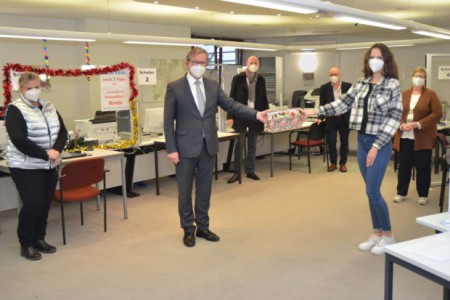 Eröffneten den neuen Standort des Einwohneramtes "Unter den Arkaden": Edith Heggemann vom Einwohneramt, Bürgermeister Michael Dreier, Carsten Venherm, I. Beigeordneter der Stadt Paderborn, Heribert Zelder, Leiter des Einwohner- und Standesamtes sowie Melissa Jahn und Ulrike Freitag vom Einwohneramt. Foto: Stadt Paderborn