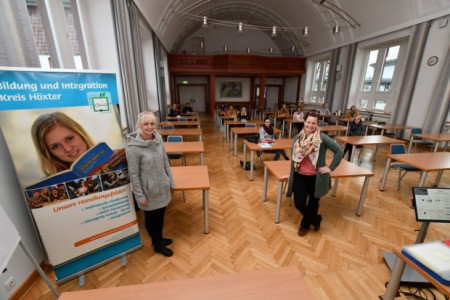 Sarah Mönnekes (links) und Referentin Yvonne Ungerer begrüßten die Teilnehmerinnen und Teilnehmer zur letzten Sitzung des Heidelberger Interaktionstrainings im Kreishaus in Höxter. Das Foto entstand vor der Verschärfung der Corona-Schutzmaßnahmen. Foto: Kreis Höxter