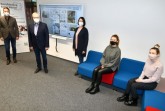 Vor den Plänen zum Digi Lab Being Social (von links): Schulleiter Michael Urhahne und Kreisdirektor Klaus Schumacher freuen sich gemeinsam mit Kerstin Eller und den beiden Schülerinnen Viktoria Lang und Hannah Bickmann von der Schülervertretung auf den Baubeginn dieser zukunftsweisenden Maßnahme. Foto: Kreis Höxter