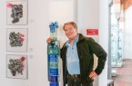Heiner Düsterhaus mit der Glasskulptur „Wächter“, die jetzt für das Museum angekauft wurde.Foto:© Stadt Paderborn
