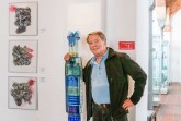 Heiner Düsterhaus mit der Glasskulptur „Wächter“, die jetzt für das Museum angekauft wurde.Foto:© Stadt Paderborn